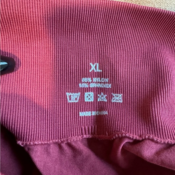 NVGTN Carmine Solid Seamless Shorts - Picture 3 of 3